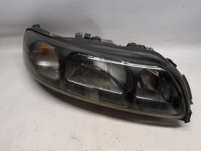 Używane Reflektor prawy Volvo S60 I (RS/HV) 2.4 20V 140 Cena € 78,75 Procedura marży oferowane przez Reclycar De Boer BV