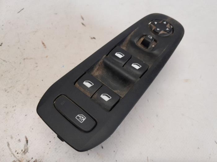 Usados Interruptor de ventanilla eléctrica Peugeot 308 SW (L4/L9/LC/LJ/LR) 1.6 BlueHDi 120 Precio € 21,00 Norma de margen ofrecido por Reclycar De Boer BV