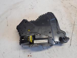 Begagnade Dörrlåsmekanism, 4-dörrars, vänster fram Toyota RAV4 (A3) 2.2 D-4D-F 16V 4x4 Pris € 36,75 Marginaltabell erbjuds av Reclycar De Boer BV