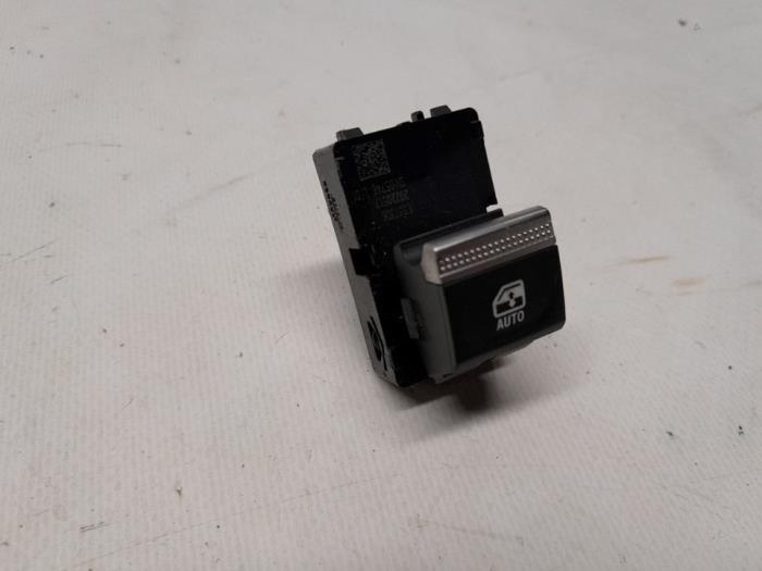 Usados Interruptor de ventanilla eléctrica Renault Austral 1.2 E-Tech Hybrid 200 Precio € 26,25 Norma de margen ofrecido por Reclycar De Boer BV
