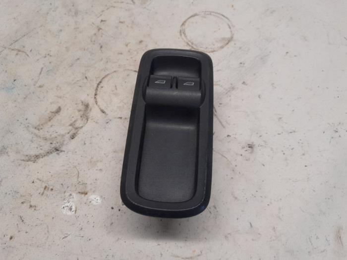 Usados Interruptor de ventanilla eléctrica Ford Fiesta 6 (JA8) 1.25 16V Precio € 21,00 Norma de margen ofrecido por Reclycar De Boer BV
