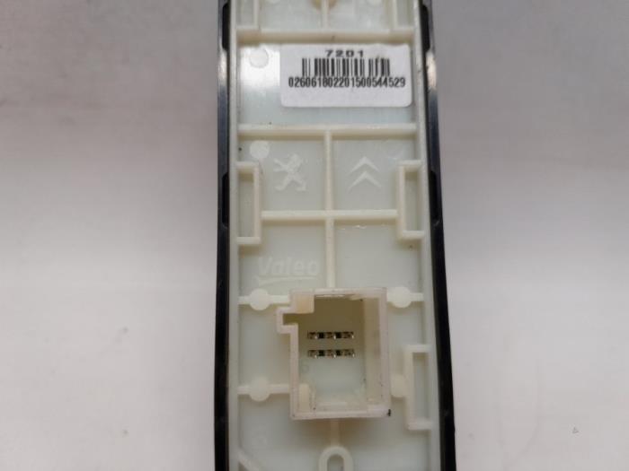 On-board computer controller from a Peugeot 208 I (CA/CC/CK/CL) 1.2 Vti 12V PureTech 82 2015