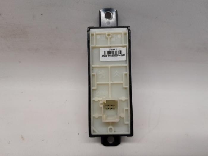 On-board computer controller from a Peugeot 208 I (CA/CC/CK/CL) 1.2 Vti 12V PureTech 82 2015