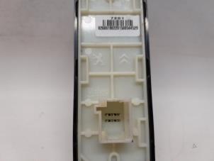 On-board computer controller from a Peugeot 208 I (CA/CC/CK/CL) 1.2 Vti 12V PureTech 82 2015