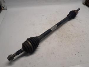 Begagnade Drivaxel, höger fram Peugeot 208 I (CA/CC/CK/CL) 1.2 Vti 12V PureTech 82 Pris € 42,00 Marginaltabell erbjuds av Reclycar De Boer BV