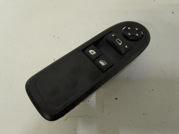 Usados Interruptor de ventanilla eléctrica Citroen C3 (SC) 1.6 BlueHDI 75 Precio € 36,75 Norma de margen ofrecido por Reclycar De Boer BV