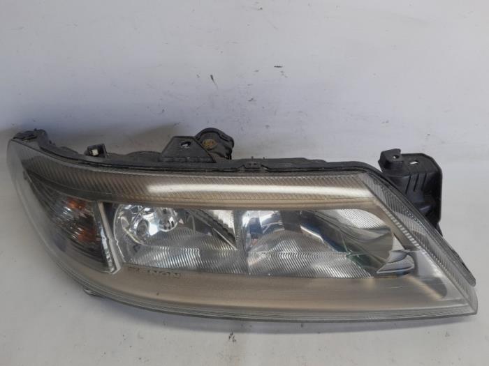 Używane Reflektor prawy Renault Laguna II Grandtour (KG) 2.0 16V IDE Cena € 73,50 Procedura marży oferowane przez Reclycar De Boer BV