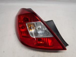Używane Tylne swiatlo pozycyjne lewe Opel Corsa D 1.4 16V Twinport Cena € 26,25 Procedura marży oferowane przez Reclycar De Boer BV