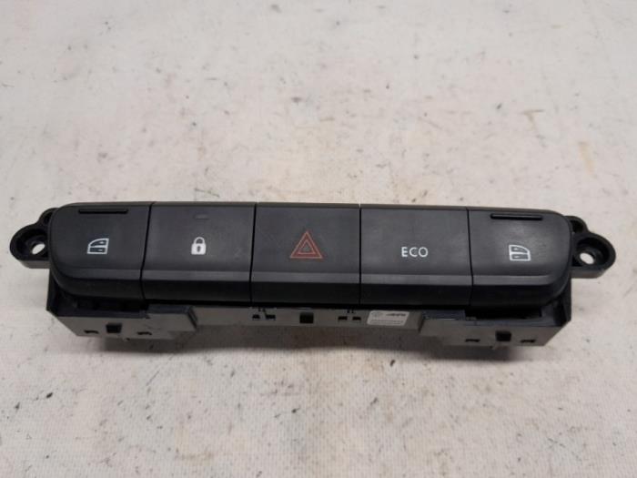 Usados Interruptor de ventanilla eléctrica Dacia Spring 45 Precio € 26,25 Norma de margen ofrecido por Reclycar De Boer BV