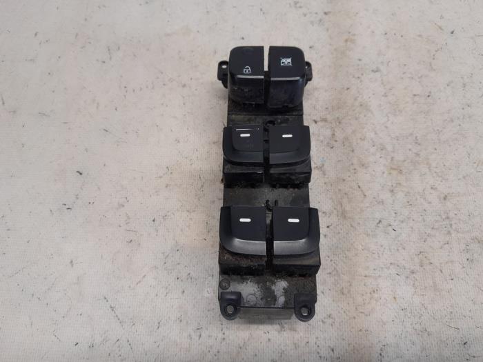Usados Interruptor de ventanilla eléctrica Hyundai i10 (B5) 1.0 12V Precio € 26,25 Norma de margen ofrecido por Reclycar De Boer BV