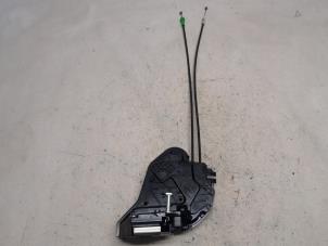 Begagnade Dörrmekanism, 4-dörrars, höger bak Peugeot 108 1.0 12V Pris € 31,50 Marginaltabell erbjuds av Reclycar De Boer BV