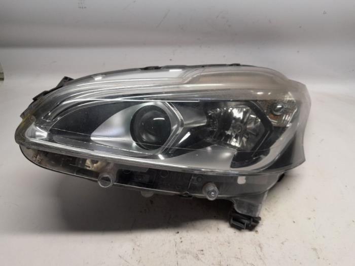 Używane Reflektor lewy Peugeot 208 I (CA/CC/CK/CL) 1.2 Vti 12V PureTech 82 Cena € 341,25 Procedura marży oferowane przez Reclycar De Boer BV