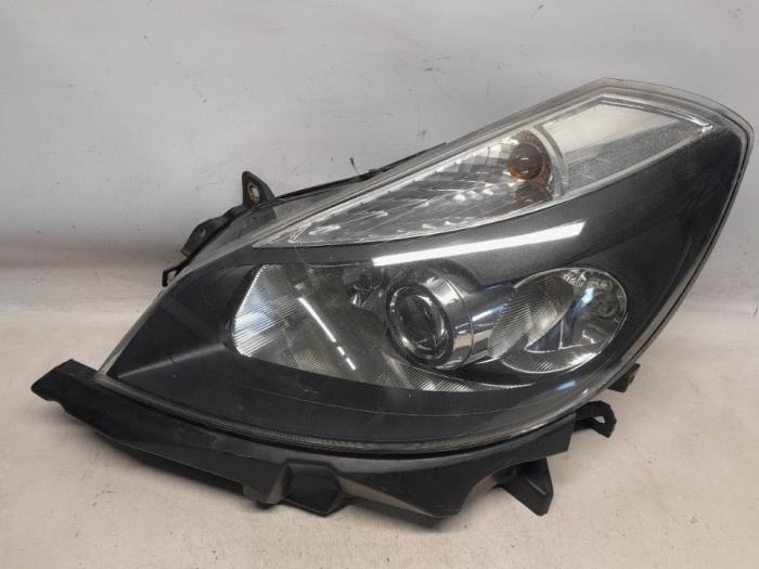 Używane Reflektor lewy Renault Clio III (BR/CR) 1.2 16V 75 Cena € 498,75 Procedura marży oferowane przez Reclycar De Boer BV