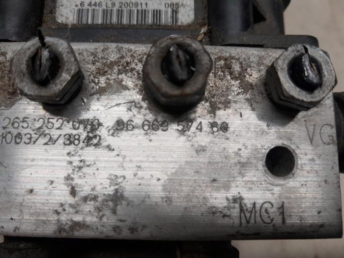 ABS-pump från en Peugeot 308 (4A/C) 1.6 16V THP 155 2011