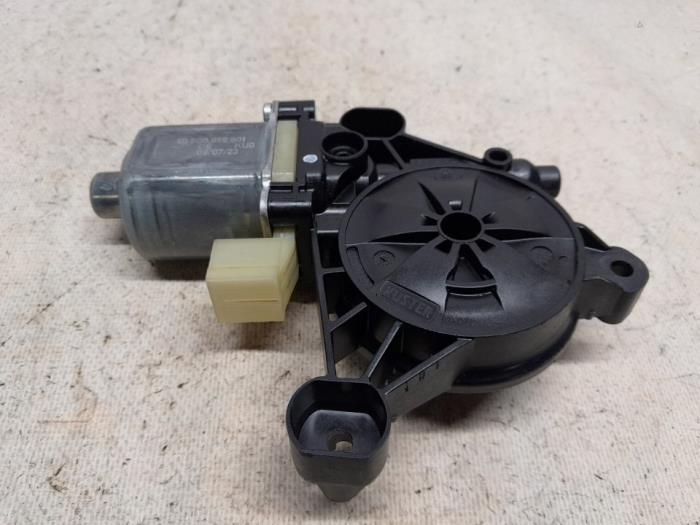 Usados Motor de ventanilla de puerta Audi Q2 (GAB/GAG) 2.0 30 TDI 16V Precio € 15,75 Norma de margen ofrecido por Reclycar De Boer BV