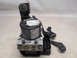 Usados Bomba ABS Renault Megane III Grandtour (KZ) 1.5 dCi 110 Precio de solicitud ofrecido por Reclycar De Boer BV