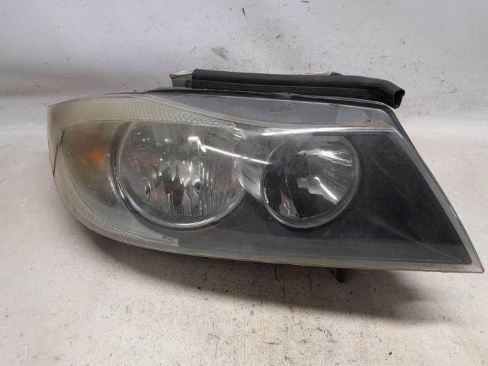 Używane Reflektor prawy BMW 3 serie (E90) 318i 16V Cena € 78,75 Procedura marży oferowane przez Reclycar De Boer BV