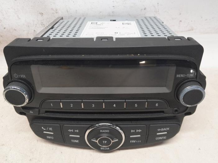 Używane Radioodtwarzacz CD Opel Corsa E 1.4 16V Cena € 131,25 Procedura marży oferowane przez Reclycar De Boer BV