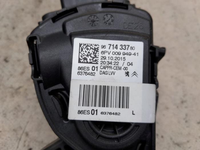 Gaspedalsensor från en Peugeot 208 I (CA/CC/CK/CL) 1.6 Blue HDi 75 2018