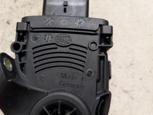 Gaspedalsensor från en Peugeot 208 I (CA/CC/CK/CL) 1.6 Blue HDi 75 2018
