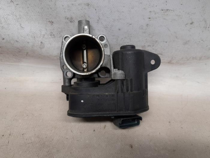 Gebrauchte Drosselklappengehäuse Peugeot 208 I (CA/CC/CK/CL) 1.2 Vti 12V PureTech 82 Preis € 26,25 Margenregelung angeboten von Reclycar De Boer BV
