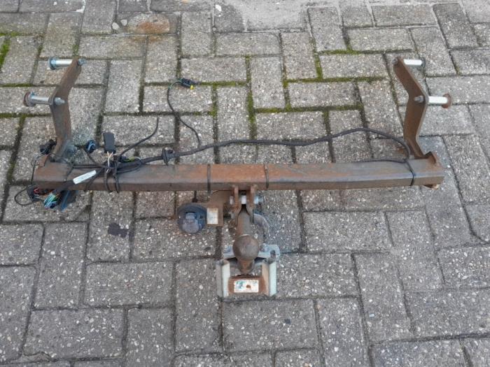 Używane Hak holowniczy Renault Captur I (2R) 0.9 Energy TCE 12V Cena € 131,25 Procedura marży oferowane przez Reclycar De Boer BV