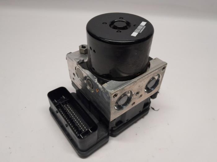 Usagé Pompe ABS Volvo V70 (BW) 2.0 D4 16V Prix € 113,40 Règlement à la marge proposé par Reclycar De Boer BV