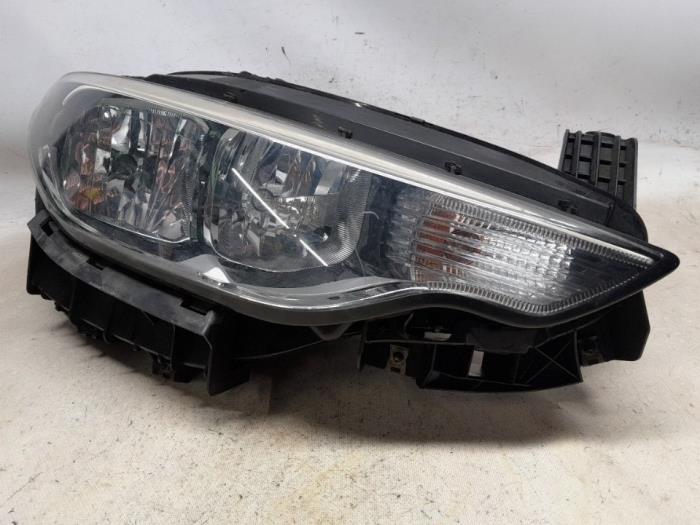 Używane Reflektor prawy Fiat Tipo (356S) 1.4 16V Cena € 52,50 Procedura marży oferowane przez Reclycar De Boer BV