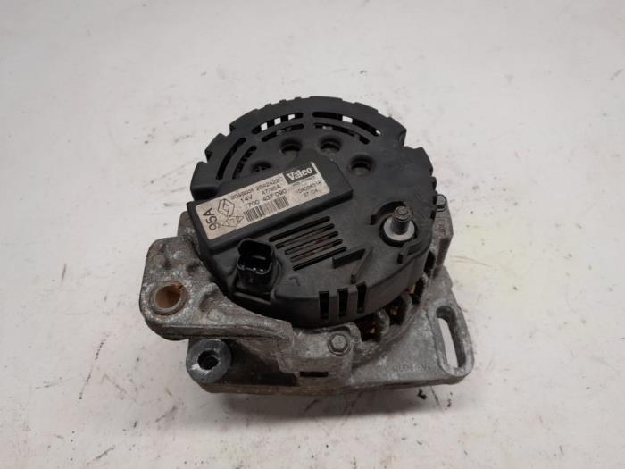 Dynamo van een Renault Clio II (BB/CB) 1.2 16V 2004