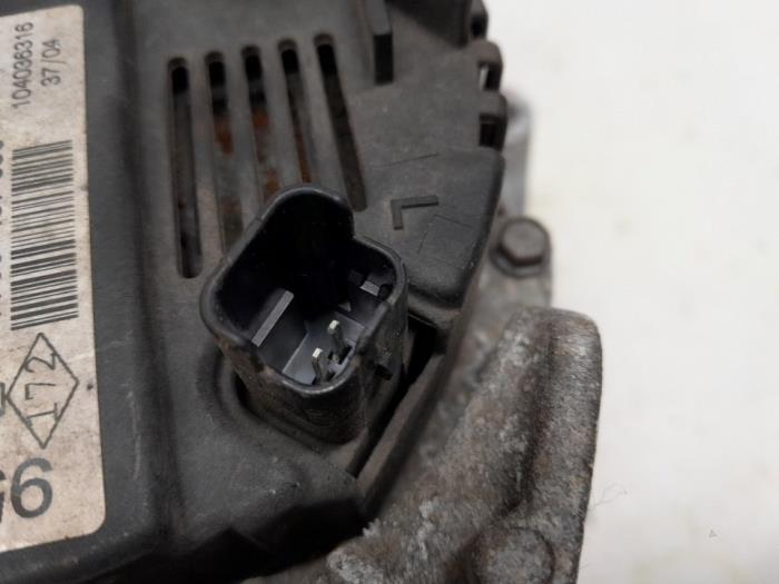 Dynamo van een Renault Clio II (BB/CB) 1.2 16V 2004