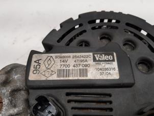 Dynamo van een Renault Clio II (BB/CB) 1.2 16V 2004