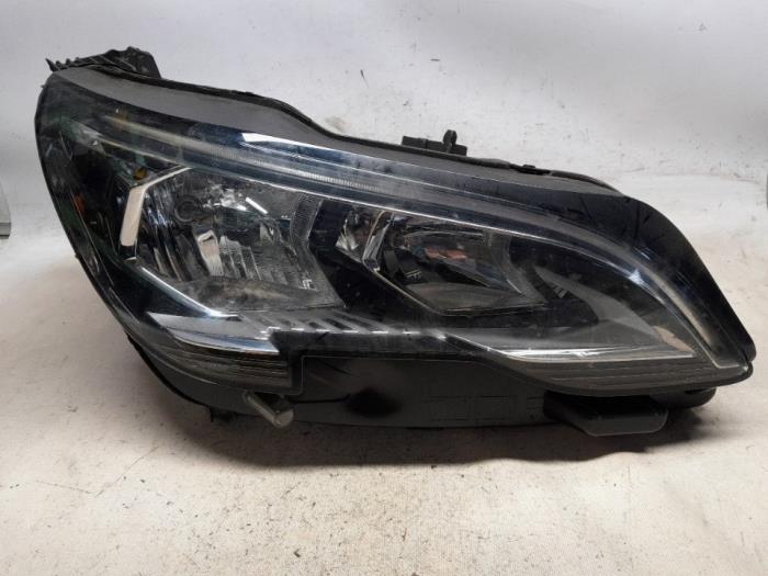Używane Reflektor prawy Peugeot 3008 II (M4/MC/MJ/MR) 1.2 12V e-THP PureTech 130 Cena € 367,50 Procedura marży oferowane przez Reclycar De Boer BV