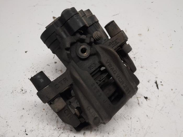 Gebrauchte Bremszange links hinten Skoda Octavia Combi (NXAC) 2.0 TDI GreenTec 16V Preis € 68,25 Margenregelung angeboten von Reclycar De Boer BV