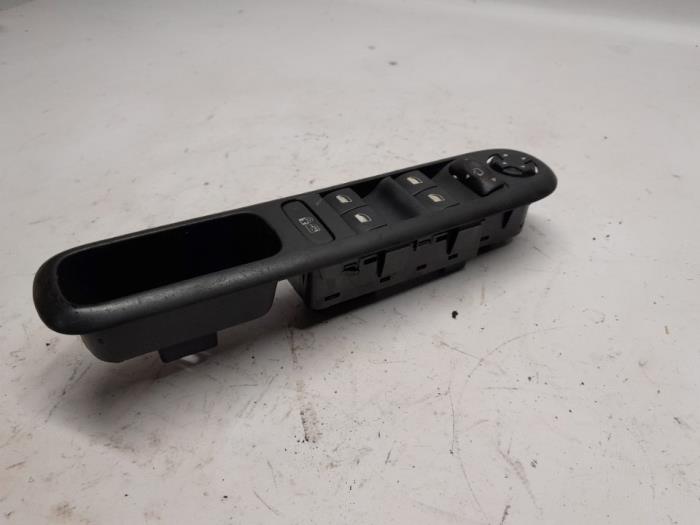 Usados Interruptor de ventanilla eléctrica Peugeot 3008 I (0U/HU) 2.0 HDiF 16V GT Precio € 52,50 Norma de margen ofrecido por Reclycar De Boer BV