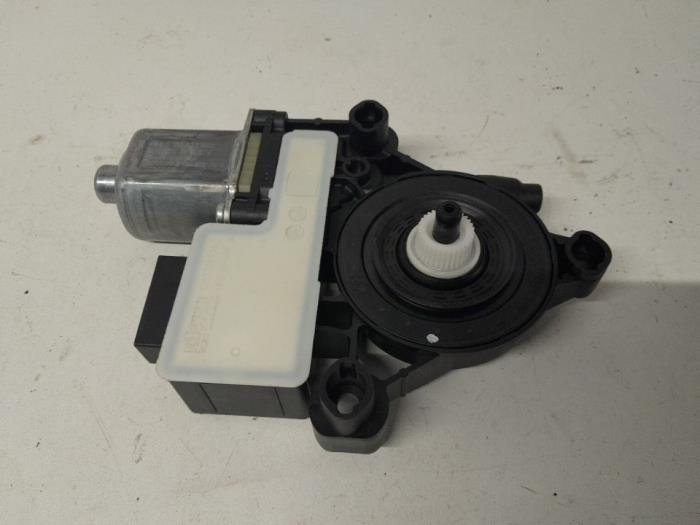 Usados Motor de ventanilla de puerta Skoda Octavia Combi (NXAC) 2.0 TDI GreenTec 16V Precio € 26,25 Norma de margen ofrecido por Reclycar De Boer BV
