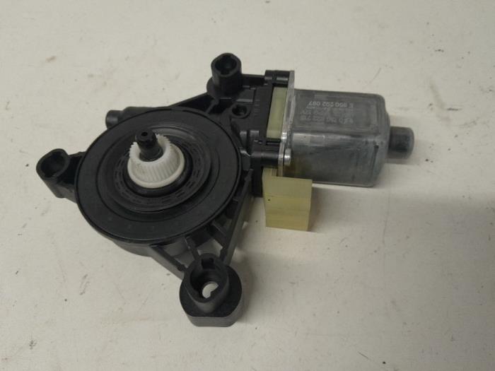 Usados Motor de ventanilla de puerta Skoda Octavia Combi (NXAC) 2.0 TDI GreenTec 16V Precio € 26,25 Norma de margen ofrecido por Reclycar De Boer BV