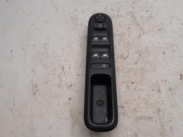 Usados Interruptor de ventanilla eléctrica Peugeot 3008 I (0U/HU) 1.2 e-THP PureTech 130 Precio € 84,00 Norma de margen ofrecido por Reclycar De Boer BV