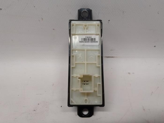 Commande ordinateur de bord d'un Peugeot 208 I (CA/CC/CK/CL) 1.2 Vti 12V PureTech 82 2017