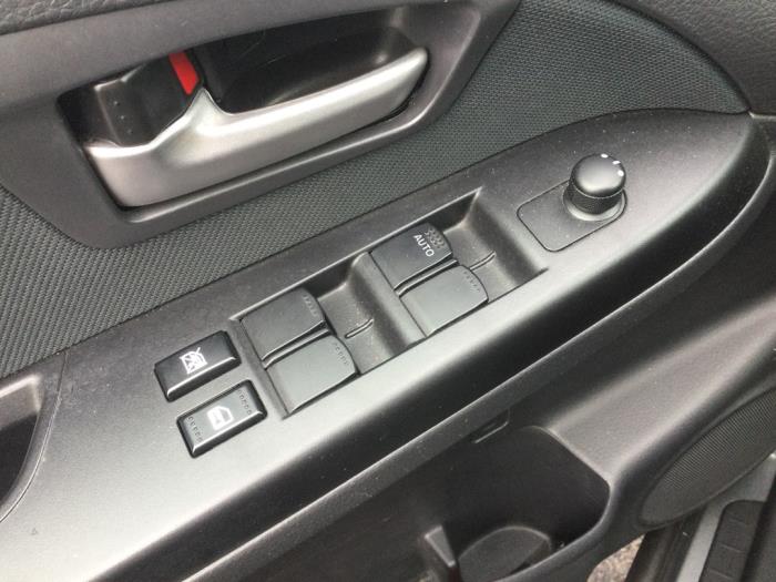 Usados Interruptor de ventanilla eléctrica Fiat Sedici (189) 1.6 16V Emotion 4x4 Precio € 36,75 Norma de margen ofrecido por Reclycar De Boer BV