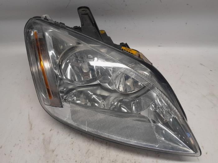 Używane Reflektor prawy Ford Focus C-Max 1.6 16V Cena € 52,50 Procedura marży oferowane przez Reclycar De Boer BV