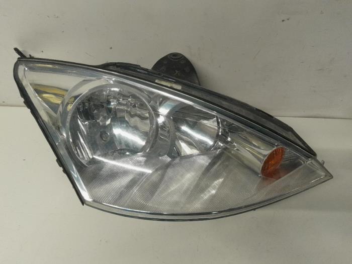 Używane Reflektor prawy Ford Focus 1 1.6 16V Cena € 36,75 Procedura marży oferowane przez Reclycar De Boer BV