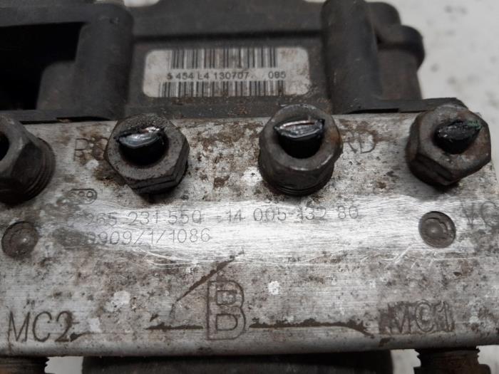 Bloc ABS d'un Peugeot Expert (G9) 1.6 HDi 90 2008
