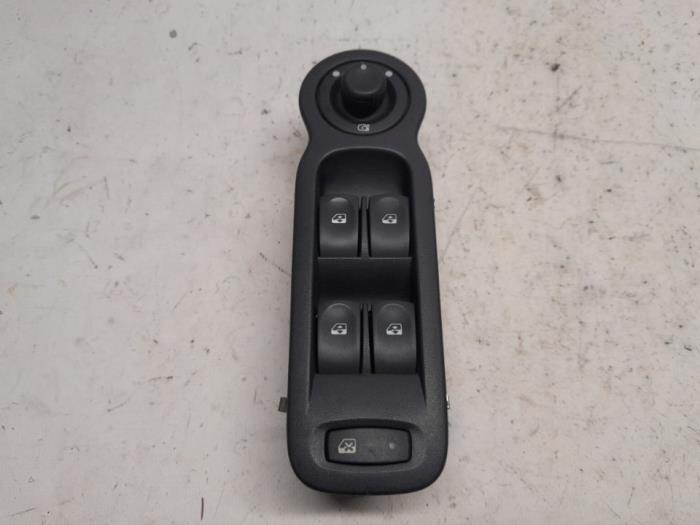 Usados Interruptor de ventanilla eléctrica Renault Modus/Grand Modus (JP) 1.6 16V Precio € 18,90 Norma de margen ofrecido por Reclycar De Boer BV