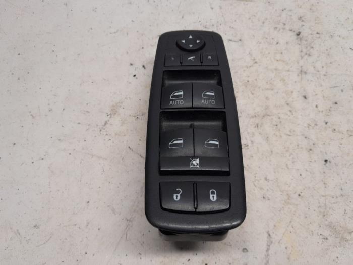 Usados Interruptor de ventanilla eléctrica Fiat Freemont 2.0 MultiJet 170 16V AWD Precio € 36,75 Norma de margen ofrecido por Reclycar De Boer BV
