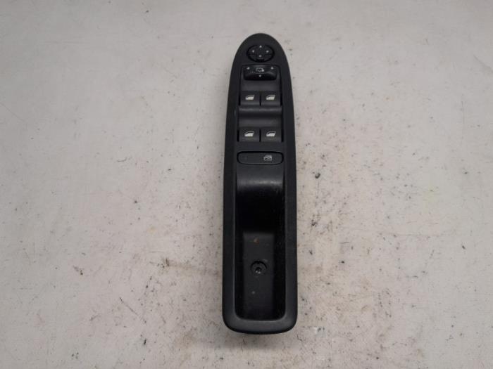 Usados Interruptor de ventanilla eléctrica Citroen C4 Berline (NC) 1.6 BlueHDI 120 Precio € 47,25 Norma de margen ofrecido por Reclycar De Boer BV