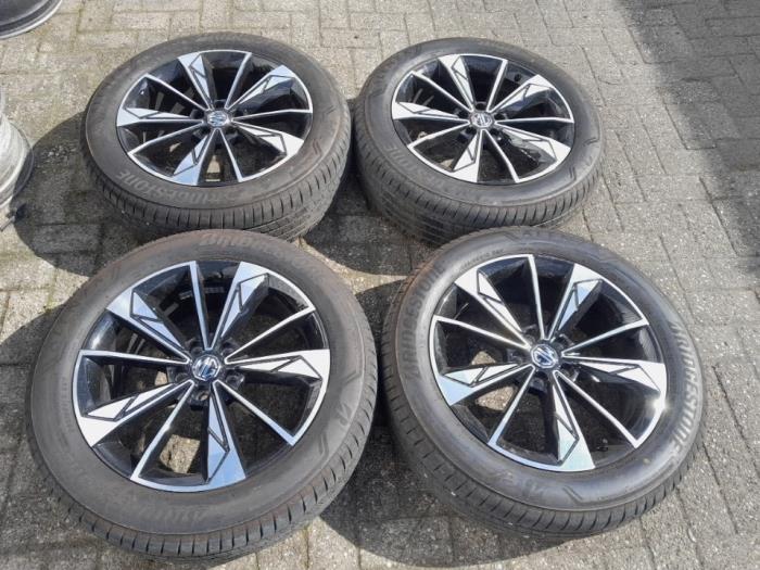 Begagnade Sporthjulsuppsättning + däck MG HS/EHS II (AS33) 1.5 HS/EHS T-GDI PHEV Pris € 1.050,00 Marginaltabell erbjuds av Reclycar De Boer BV