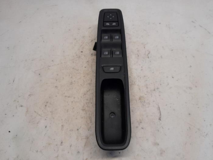 Usados Interruptor de ventanilla eléctrica Dacia Sandero III 1.0 TCe 100 12V ECO-G Precio € 26,25 Norma de margen ofrecido por Reclycar De Boer BV