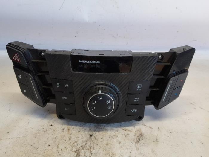 Begagnade Värmekontrollpanel Hyundai i40 CW (VFC) 1.7 CRDi 16V Pris € 66,15 Marginaltabell erbjuds av Reclycar De Boer BV