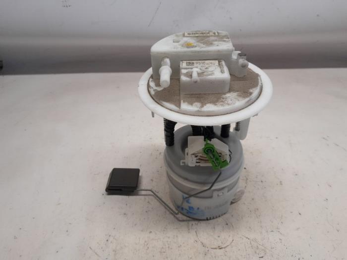 Usagé Pompe à carburant Opel Corsa F (UB/UH/UP) 1.2 Turbo 12V 100 Prix € 110,25 Règlement à la marge proposé par Reclycar De Boer BV