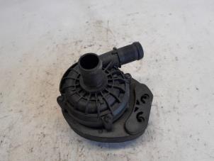 Pompe à eau d'un Renault Symbioz (RJB) 1.6 E-Tech Full Hybrid 145 2025